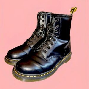 1460 SMOOTH LEATHER LACE UP BOOTS/ DR. MARTENS